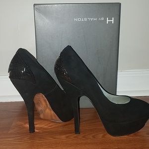 Black pumps